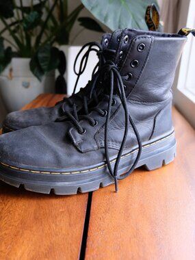 Dr. Martens Combs leather casual boot in black. EU 39 — US Women's 8 / Men's 7